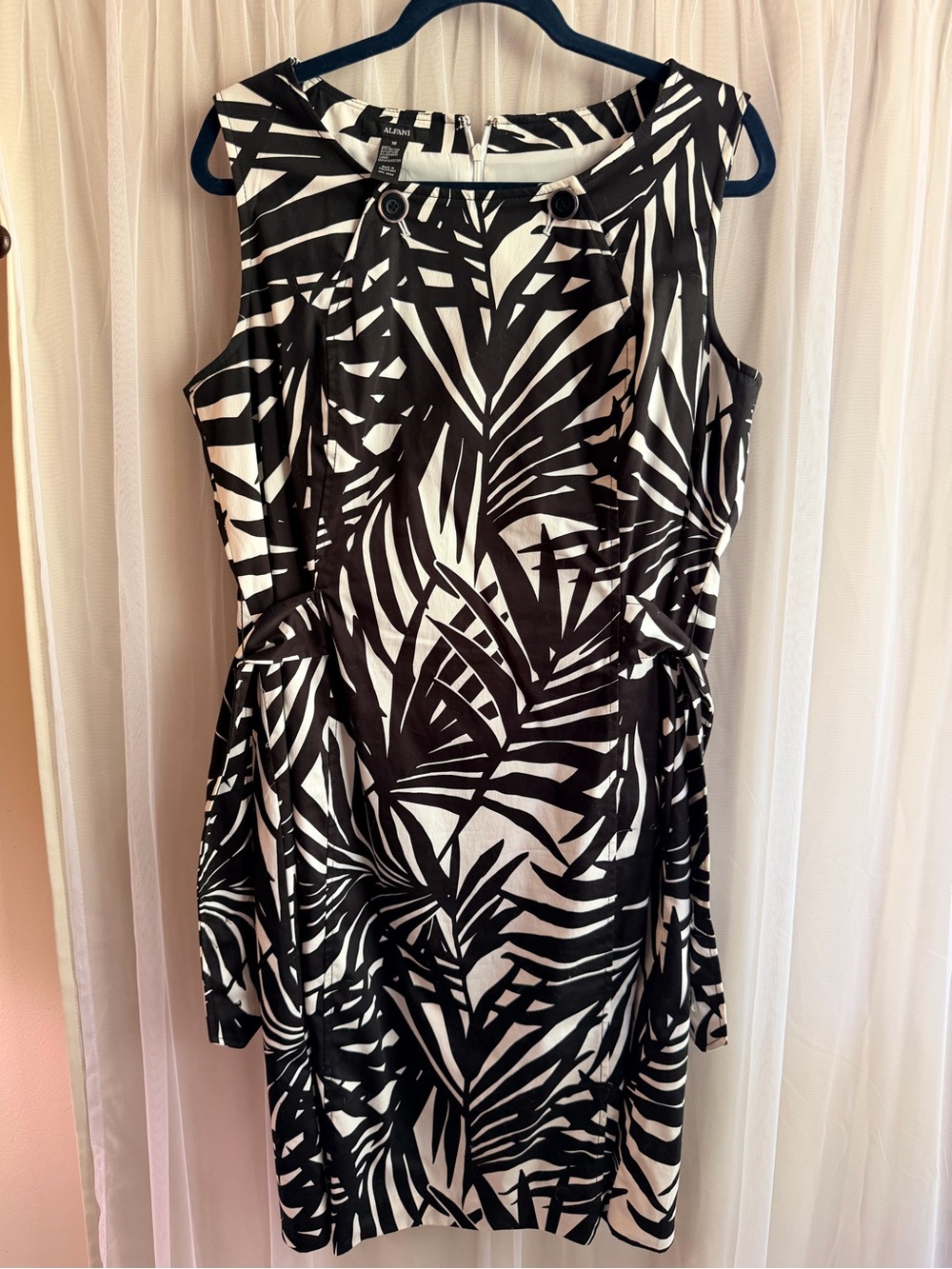 Women’s leaf print dress Sz 16 sexy fitted silhouette
